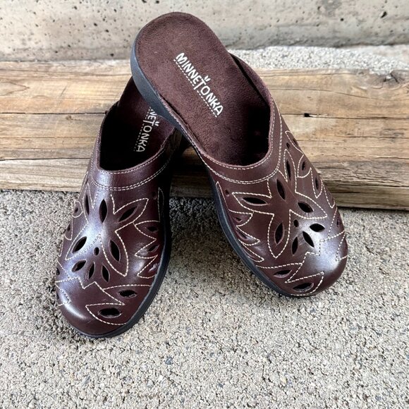 MINNETONKA WOMEN'S BROWN LEATHER SLIP-ON MULES SIZE 5 SHOES - Picture 9 of 14